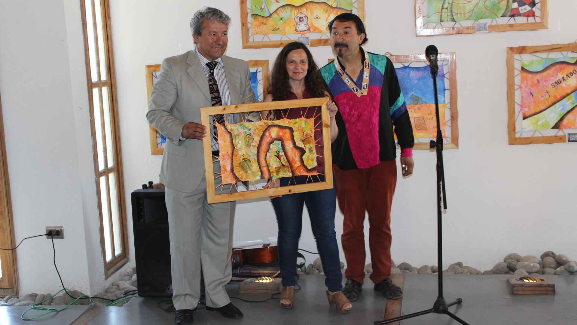 De izquierda a derecha, Jaime Jiménez, encargado comunal de la oficina de pueblos originarios de Coquimbo, Gabriela Carmona, directora del Museo del Limarí y Felipe Retamal Ajoyak, artista de la obra en exposición.